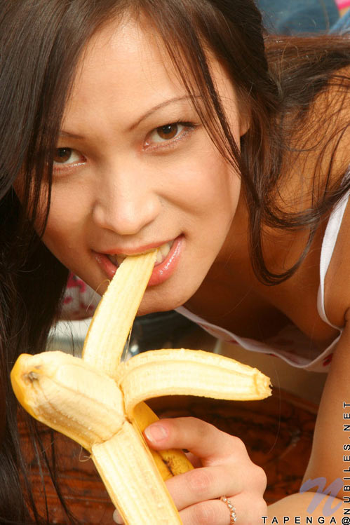 Teen giving a banana blowjob while - Sexy Women in Lingerie - Picture 6