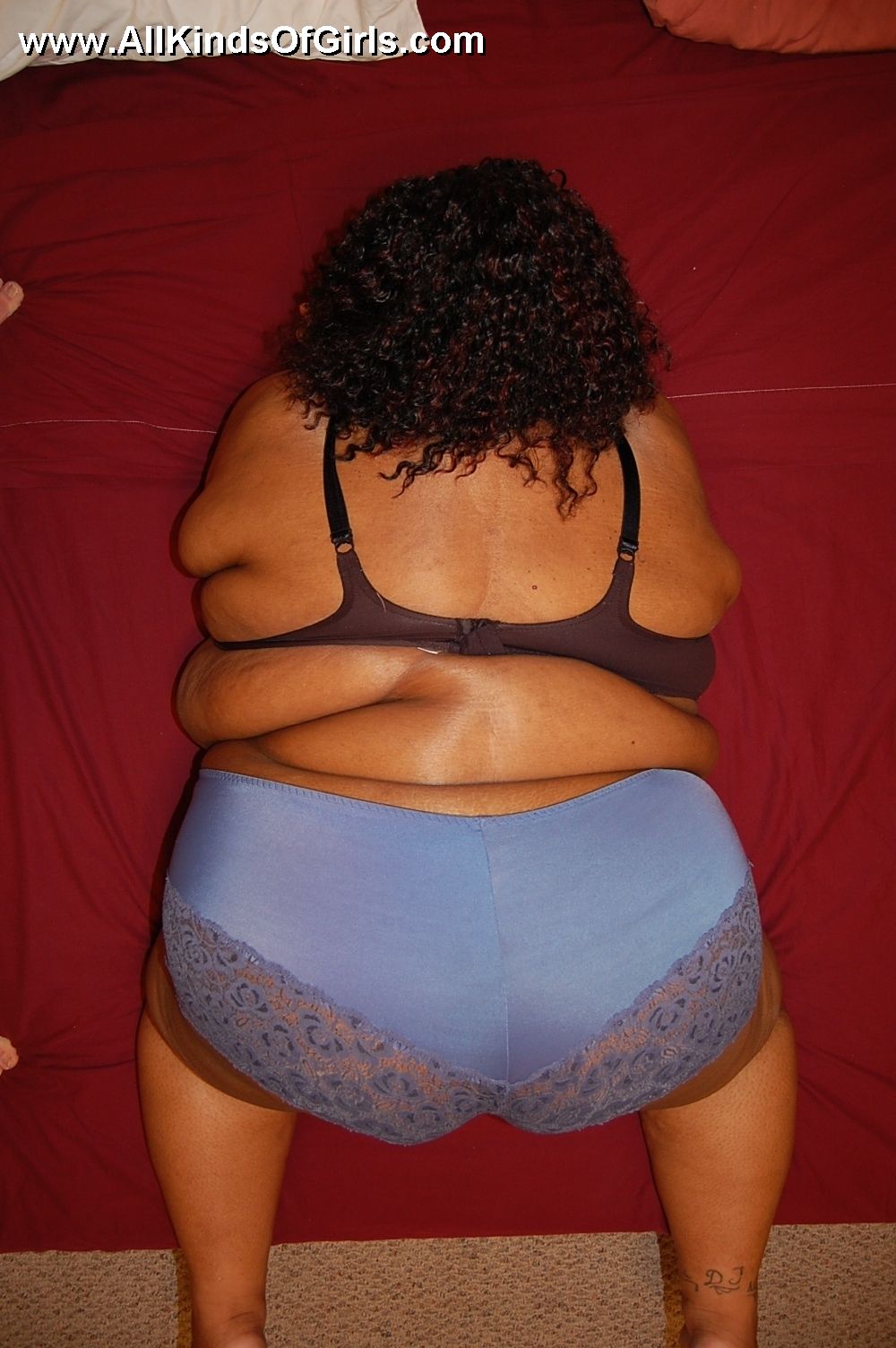 Check Out Enormous Ebony Mom Stips Naked In Golden Bbw Picture 7