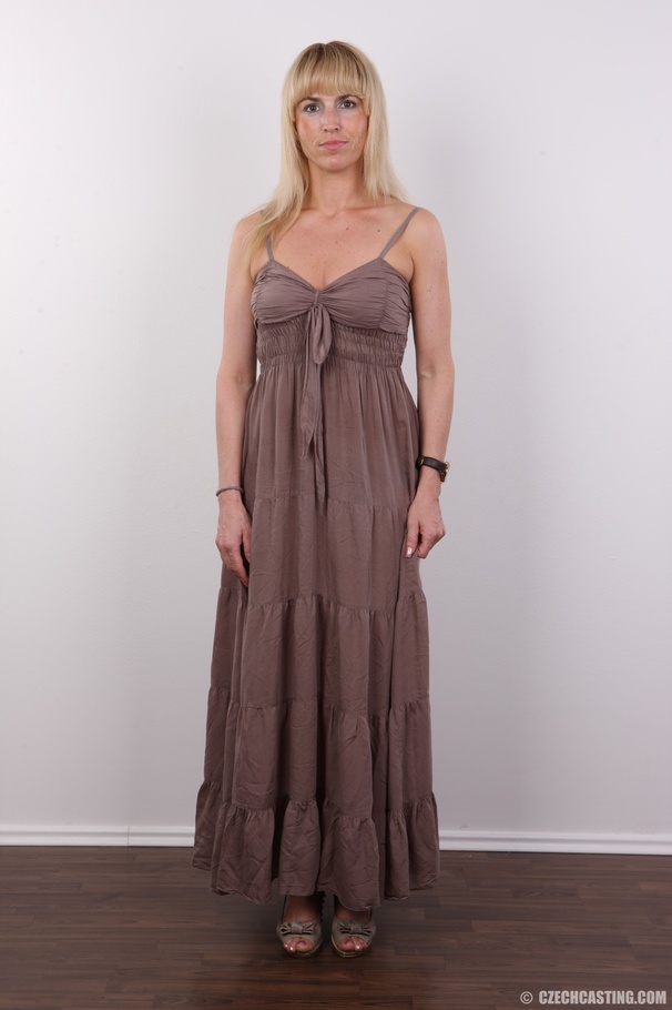 Sporty Bootylicious Blonde MILF Shows Off H XXX Dessert Picture