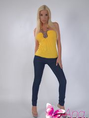 Spectacular Shemale in tight jeans that - XXX Dessert - Picture 1