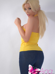 Spectacular Shemale in tight jeans that - XXX Dessert - Picture 2