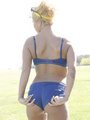 Watch stefani outside in her tiny shorts - Picture 7