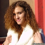 Curly hair stunnig babe flashing her - XXX Dessert - Picture 1