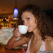 Curly hair stunnig babe flashing her - XXX Dessert - Picture 4