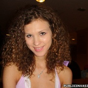Curly hair stunnig babe flashing her - XXX Dessert - Picture 6