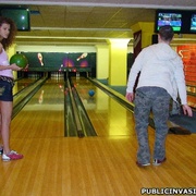 Curly hair stunnig babe flashing her - XXX Dessert - Picture 9