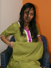 Nasty indian gf taking off her green outfit - XXX Dessert - Picture 4