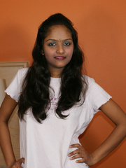 Indian lovely girl pulls up her white - XXX Dessert - Picture 3