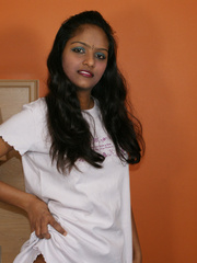 Indian lovely girl pulls up her white - XXX Dessert - Picture 4