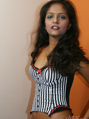 Curvaceous indian teen girlfriend in black - XXX Dessert - Picture 4