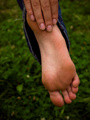 Alluring foot curves with sexy toes - Picture 8