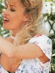 Sexy retro nude blondes enjoy kissing and - XXX Dessert - Picture 2