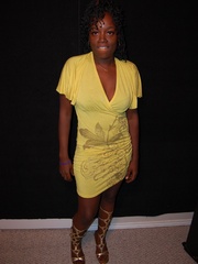 Stunning busty black mom taking off her - XXX Dessert - Picture 1