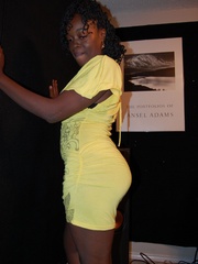 Stunning busty black mom taking off her - XXX Dessert - Picture 2
