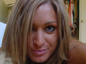 Dark haired Hungarian babe Karmen waits for - XXX Dessert - Picture 3