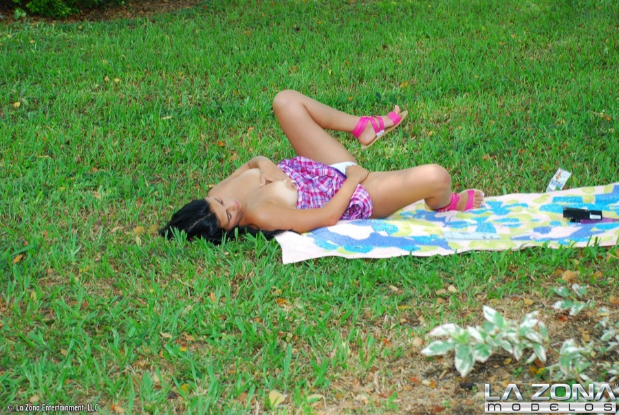 Brenda gets caught masturbating in public w - XXX Dessert - Picture 5
