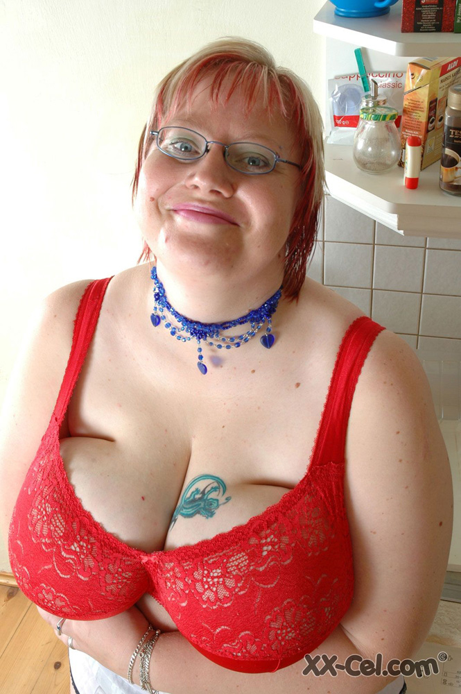 Lusty BBW wife likes to expose her enormous melons on a - Picture 1