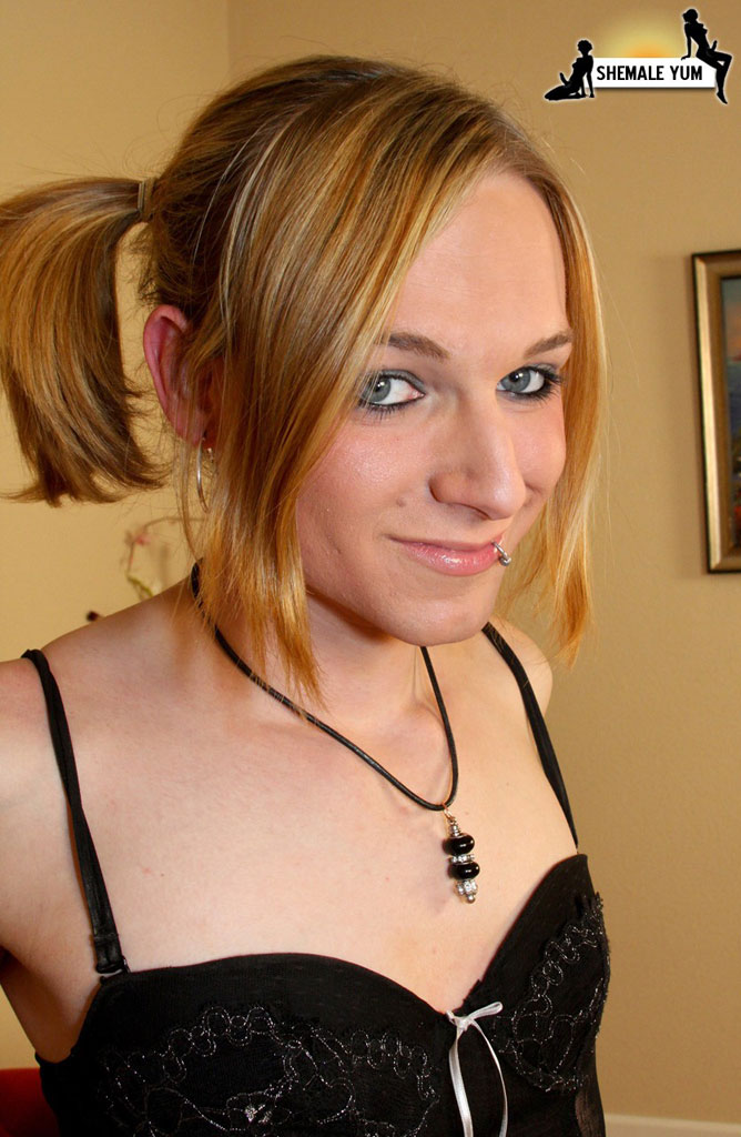 Newbie tranny with a hot body! - XXX Dessert - Picture 2