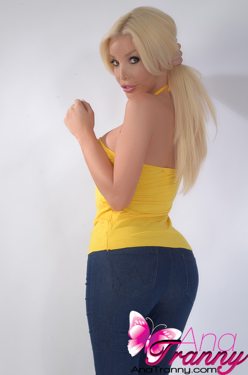 Spectacular Shemale in tight jeans that hug - XXX Dessert - Picture 2