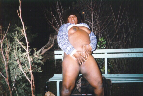 Rosie is a big black mature women who likes to get naked - Picture 16