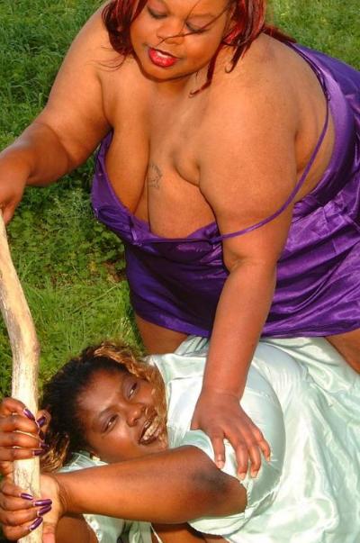 Big Honey and Goldie are two huge and horny old mamas. - Picture 10