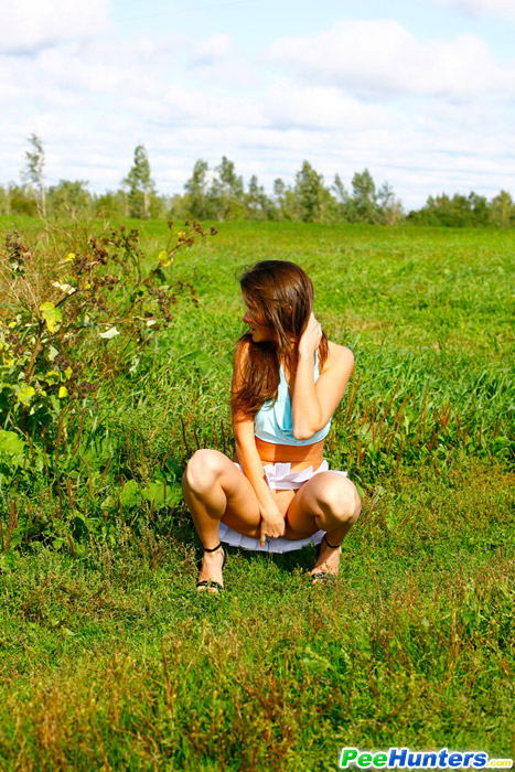 Girl wipes pussy with grass after peeing alfresco - XXXonXXX - Pic 12