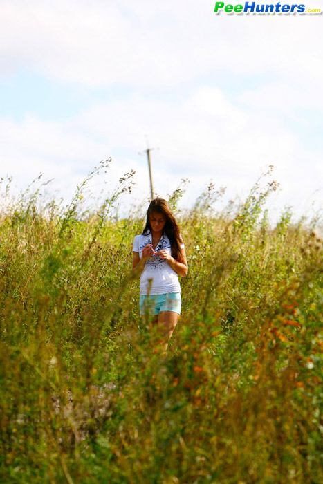 Model caught urinating alfresco at the countryside - XXXonXXX - Pic 2