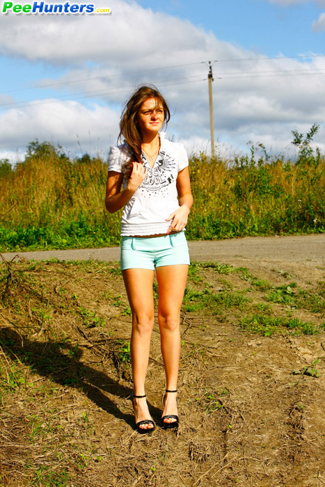 Model caught urinating alfresco at the countryside - XXXonXXX - Pic 5