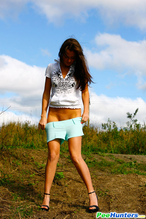 Model caught urinating alfresco at the countryside - XXXonXXX - Pic 13