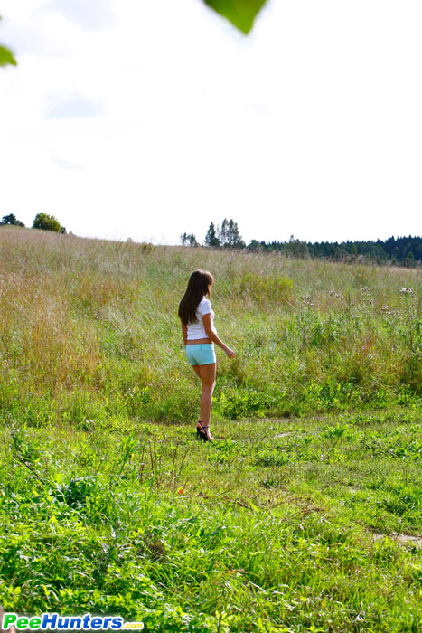 Model caught urinating alfresco at the countryside - XXXonXXX - Pic 16