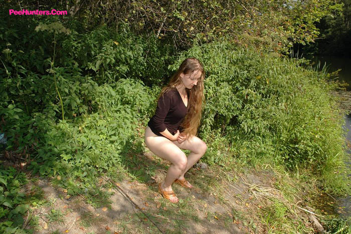 Teen pisses in woods and wipes twat with leaves - XXXonXXX - Pic 3