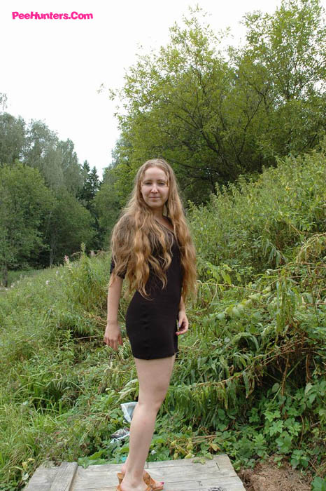 Dirty teen slut sits for a piss on a picnic table - XXXonXXX - Pic 2