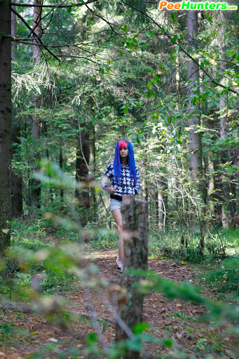 Young cutie empties her bladder in the forest - XXXonXXX - Pic 2