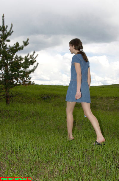 Spying on beautiful  teen peeing in the field - XXXonXXX - Pic 2