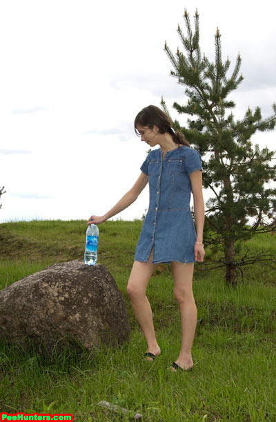 Spying on beautiful  teen peeing in the field - XXXonXXX - Pic 4