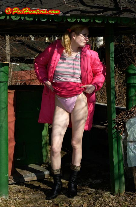 Spying on outdoor peeing girl - XXXonXXX - Pic 3