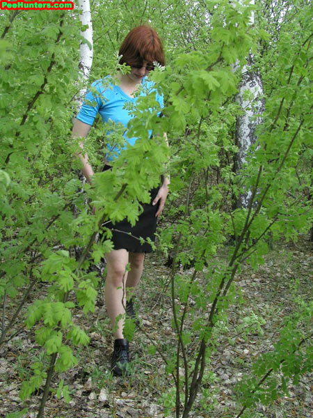 Spying on redhair girl peeing in the park - XXXonXXX - Pic 2