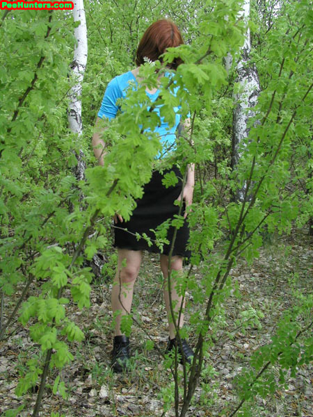 Spying on redhair girl peeing in the park - XXXonXXX - Pic 3