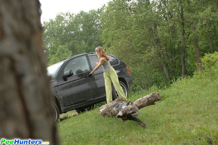 Posh hoochie takes a stop in the woods to piss - XXXonXXX - Pic 3