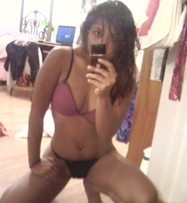 Homemade selfshot pics of young indian girl changing her clothes in front of mirror. - XXXonXXX - Pic 9
