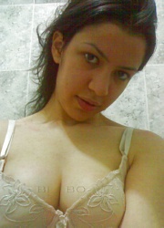 Lovely indian bimbo exposing her huge breasts and sexy ass on a cam. - XXXonXXX - Pic 7