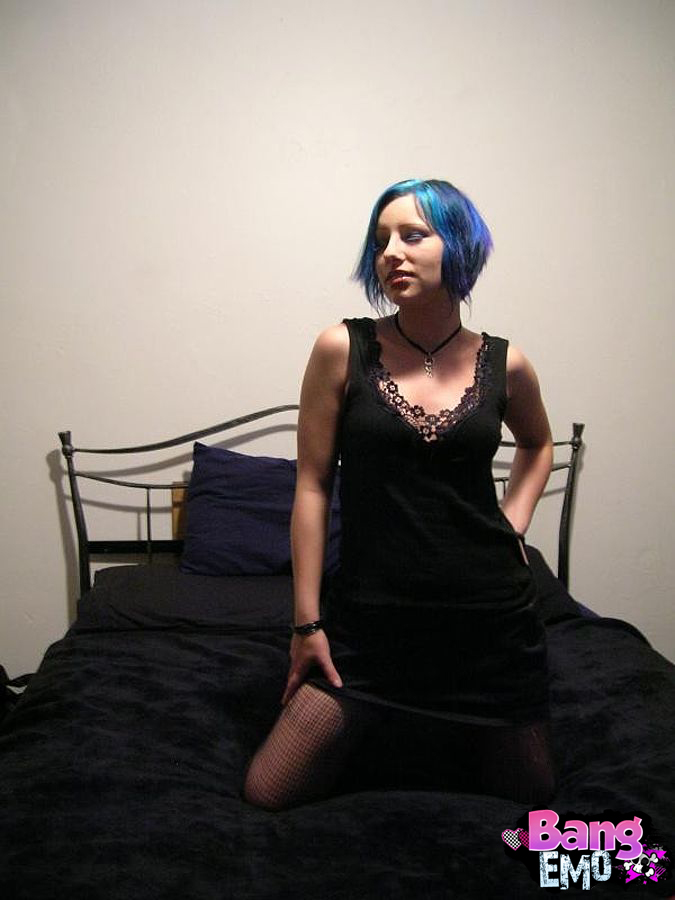 Emo porn sluts in hardcore dick sucking scenes. - XXXonXXX - Pic 1