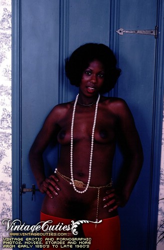 Curly black babe posing naked in vintage nu - XXX Dessert - Picture 1