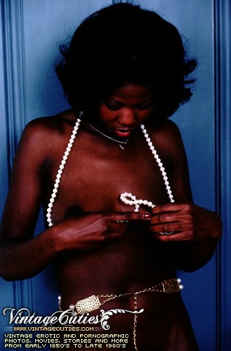 Curly black babe posing naked in vintage nu - XXX Dessert - Picture 3