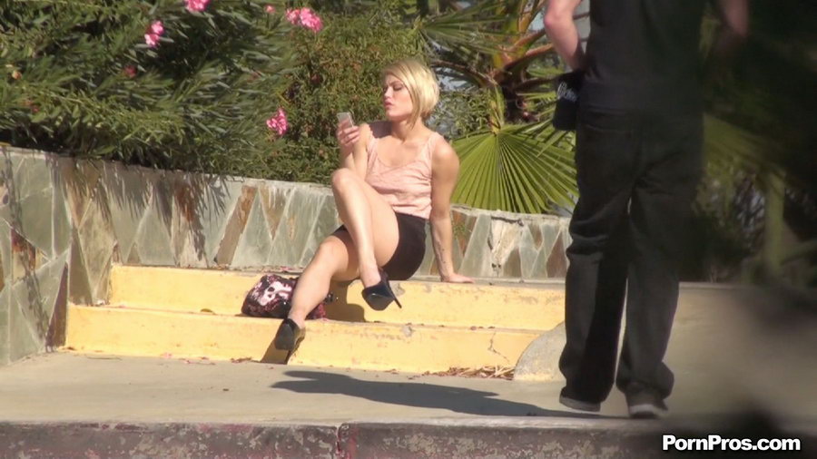 Didn’t even show any attractions about her public sex flesh!!! - XXXonXXX - Pic 3