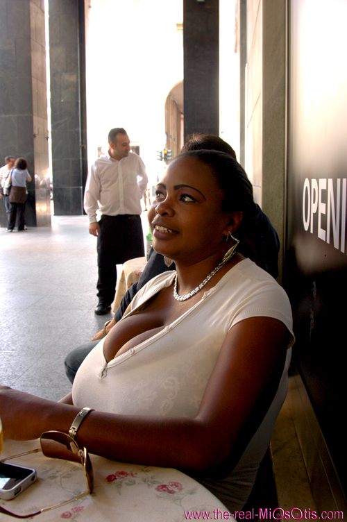 Extremle busty ebony beauty looking so sexy - XXX Dessert - Picture 4