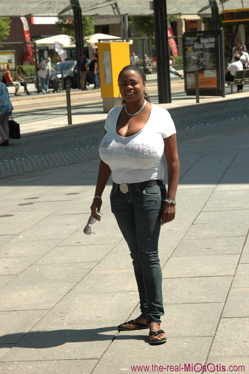 Lovely ebony stunner took off her white t-s - XXX Dessert - Picture 1