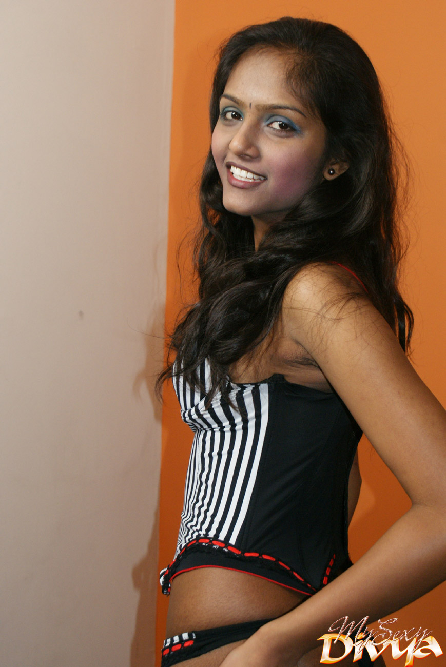 Curvaceous indian teen girlfriend in black  - XXX Dessert - Picture 2