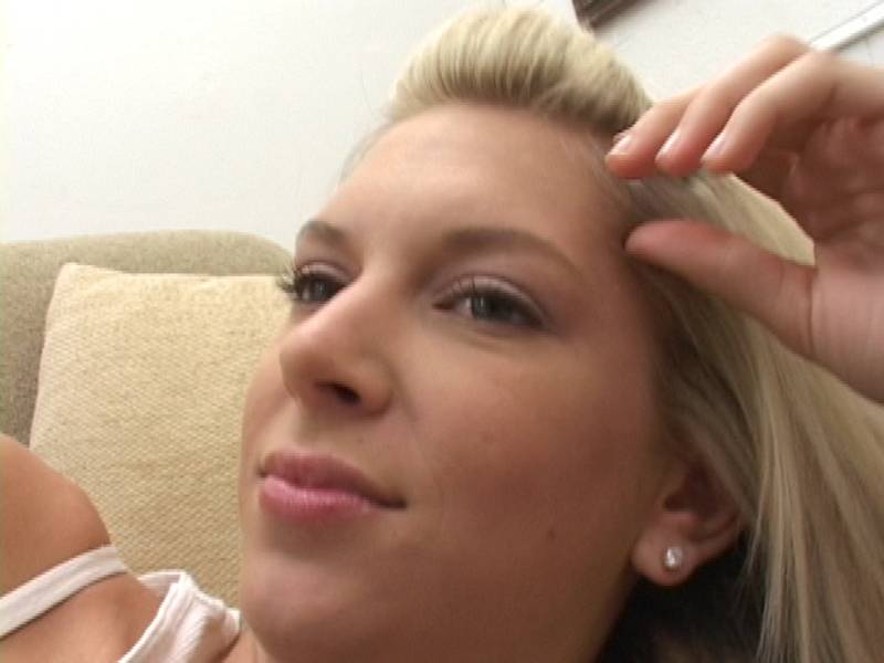 Dirty slut gets her cooch screwed with a th - XXX Dessert - Picture 1