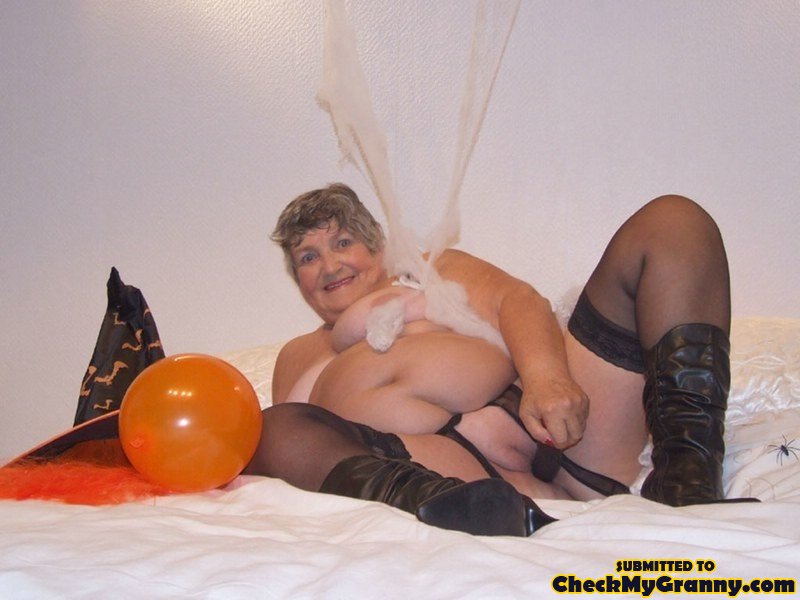 Black stay ups dressed fat granny spreading - XXX Dessert - Picture 10